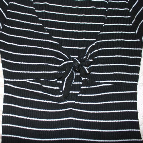 Bundle ✨2/$15 Crop Top | Low Cut V-Neck Crop Top - Picture 3 of 5